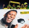 Fans jubeln vor dem Spiel  Brasilien gegen Südkorea über einem Bild von Idol Pelé.