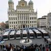 Am vorvergangenen Freitag feierten die Stadtwerke die Indienststellung ihrer neuen Busse auf dem Rathausplatz, doch im Linienbetrieb gehen sie wegen technischer Prob-leme bis Ostern nicht. 