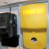 Der gelbe, digitale Stromkasten des Stromanbieters Yello Strom hängt neben einem herkömmlichen Stromzähler .