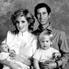 Am 15. September 1984 kommt Prinz Henry, der heute Harry genannt wird, zur Welt. Prinzessin Diana und Prinz Charles posieren für ein Familienfoto.
