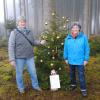 Übungsleiterin Elisabeth Schott und die Gymnastikabteilungsleiterin Maria Badtke haben den Christbaum im Wald schon gefunden.