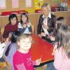 Da geht’s um alles: Beim Spieletag in der Bellenberger Lindenhofschule musste sich Schulrätin Elisabeth Holand gegen eine zahlenmäßig weit überlegene Kindermacht behaupten.  