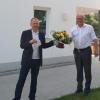 Bürgermeister Hans Kaltner (rechts) beglückwünschte den Vorsitzenden des TSV Buttenwiesen, Alfred Ebert, beim Tag der offenen Tür zur Fertigstellung des neuen Sportheims und überreichte ein Geschenk. 	