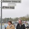 Zur Straßenumbenennung  in Geschwister-Schönert-Straße an den Bezirkskliniken Schwaben in Augsburg
kamen auch Familienmitglieder, darunter Sibylle und Michael Schönert.