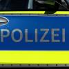 Zwischen Bubesheim und Kötz hat eine bislang unbekannte Person eine mobile Ampelanlage beschädigt. Die Polizei bittet um Hinweise.