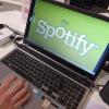 Mit Spotify können Menschen über ihren Computer oder ihr Handy online Musik hören. Foto: Rainer Jensen dpa