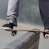 22-Jähriger hängt sich in Sontheim mit dem Skateboard an ein fahrendes Auto, verliert den Halt und stirbt.