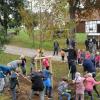 Kinder der dritten Klasse der Grundschule Roggenburg packten bei der Pflanzaktion an der "Roggenburger Allee" mit an.   
