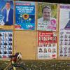 Wahlplakate wie hier in der Burgauer Straße in Krumbach dominierten zuletzt das Straßenbild. Unter der Plakatwand, die offenbar auch gerne von Radlern als Abstellmöglichkeit genutzt wurde, sprießt der Frühling.  	