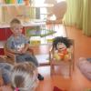 Die BRK-Kita im Donauwörther Stadtteil Riedlingen beteiligt sich an einem bundesweiten Förderprogramm, um die Sprachkompetenz von Kindern zu fördern. Erzieherin Anita Schmelz übt mit den Kindern. 