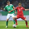 Werder-Spieler Max Kruse (l) im Duell um den Ball mit dem Münchner Joshua Kimmich.