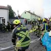 Die Feuerwehren aus Mering, Merching und Kissing löschten mit einem Großaufgebot und konnten ein Nachbarhaus vor dem Feuer retten.