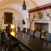 Im ersten Geschoss der Mindelburg hat die Verlegerfamilie Sachon ihren Wohnbereich. Teil davon ist dieses Ritterzimmer mit Kamin, Rüstung und Hellebarden, in dem an der Stirnseite ein Bild von Georg von Frundsberg hängt.  	