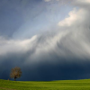 Wolkenhimmel über der Allgäuer Landschaft bei Bertoldshofen in Schwaben. Mit einer Mischung aus Wolken, Regen und Sonnenschein bietet das Wetter derzeit typisches Aprilwetter. Foto: Karl-Josef Hildenbrand dpa