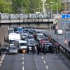 Aktivisten der Gruppierung Letzte Generation blockieren die Stadtautobahn in Berlin. Die Polizei sprach am Morgen von rund 30 Aktionen im Stadtgebiet.