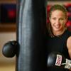 Nikki Adler bei der Arbeit – als Boxerin am Sandsack im Mekong-Gym.  	
