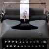 Eine Schreibmaschine, aber künstlich Intelligent: In dieser Brechtmaschine steckt der Brecht-Bot des Staatstheater Augsburgs.