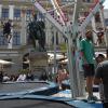 Hoch hinaus geht es für diese Trampolinspringer auf dem Fuggerplatz. Auch in den Augsburger Stadtteilen wollen Schausteller künftig Volksfest-Atmosphäre bieten. 