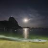 Ein sogenannter «Supermond» über dem Strand von Rio de Janeiro. Seinen Namen hat der Vollmond, weil er früher aufgeht, vor allem aber, weil er auch heller strahlt.
