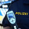 Mit 1,2 Promille im Blut baut ein junger Autofahrer in Diedorf einen Unfall, berichtet die Polizei. 