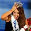 Cara Mund bei ihrer Wahl zur Miss America 2018. Sie musste sich noch im Bikini Jury und Zuschauern präsentieren. 2019 sind Badeanzüge sind mehr Bestandteil des Programms.