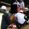 18 Feuerwehrler befreiten einen Jungen aus einer misslichen Lage: Er war in eine Wippe auf einem Augsburger Spielplatz eingeklemmt.