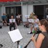 Aufgrund der Abstandsregeln müssen die Musiker des Musikvereins Langenneufnach für ihren Auftritt am 7. August vor dem Musikerheim proben. 	