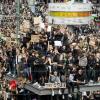 Zur "Black Lives Matter"-Demonstration auf dem Berliner Alexanderplatz am Samstag kamen Tausende Teilnehmer.