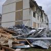 Schutt- und Müllberge: Das hat der Tornado in Stettenhofen hinterlassen.