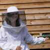 Gut geschützt geht Verena Ratzinger nur an den Bienenstock, wenn aufwendigere Arbeiten im Inneren notwendig sind. Sonst braucht sie keinen Schutzanzug, denn ihre Bienen sind brav.