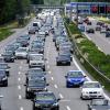 Herbstferien und Brückentag bescheren Autofahrern einige Staus auf Bayerns Autobahnen. Wer sehr früh oder spät startet, vermeidet laut ADAC-Sprecher Alexander Kreipl das Gröbste.
