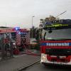 Mehrere Feuerwehren rückten am späten Montagnachmittag zu einem Brand in einer Auto-Werkstatt in Augsburg-Oberhausen aus.