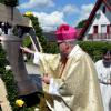 Als ein besonderes Fest erwies sich in Ummendorf die Weihe der neuen, rund neun Zentner schweren  Michaelsglocke. Das Foto zeigt bei der Weihe-Zeremonie Bischofsvikar Domkapitular Prälat Karl-Heinz Knebel.