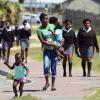 Die meisten Schülerinnen und Schüler der Walmer High School in der südafrikanischen Stadt Port Elizabeth gehen ohne Gesichtsmaske vor ihrer Schule.