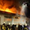 Eine landwirtschaftliche Maschinenhalle ist am Freitagabend in Aichach-Unterschneitbach niedergebrannt. Ein Großaufgebot an Feuerwehrleuten war neben Polizei und Rettungskräften vor Ort. 