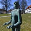 Die Figur "Ein Teil von mir" von Josef Lang zeigt eine schützende Handhaltung. Sie steht neben der Tenne in Oberschönenfeld.