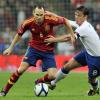 Andrés Iniesta (l) ist einer der Leistungsträger in der spanischen Nationalmannschaft. Foto: Andy Rain dpa