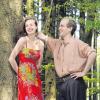 Großes Welttheater im Wald: Sarah Hieber und Olaf Dröge spielen mit dem Eukitea-Ensemble Shakespeares „Wie es euch gefällt“.  