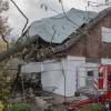 Eine mehrere hundert Jahre alte Eiche ist nach dem Sturm am Sonntag in Schondorf umgefallen. Sie stürzte auf ein Haus und beschädigte es schwer.