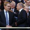 Bundeskanzler Olaf Scholz (r, SPD) und Daniel Günther (CDU), Ministerpräsident von Schleswig-Holstein, begrüßen sich auf der Tribüne.