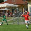 Mit einem besonderen Gruß bejubelte vor einem Jahr Kicklingens Patrick Jung (rechts) sein Tor zum zwischenzeitlichen 2:2 im Derby gegen Dillingen. SSV-Torwart Felix-Adrian Körber war da für kurze Zeit bedient, am Ende aber gewann sein Team mit 3:2. Morgen kommt es an gleicher Stelle zu einer Neuauflage des brisanten Stadtderbys. 