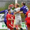 Fest zupacken will Merings Keeper Julian Baumann, wenn es am Sonntag gegen den TSV Gilching geht. Die Meringer haben nach wie vor Personalsorgen, sind aber dennoch zuversichtlich.  	 	