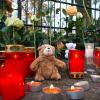 Im November 2013 tötete der Angeklagte die 14-Jährige. Menschen legten Blumen und Plüschtiere am Tatort ab.