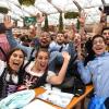 Dirndl und Karo-Hemden sind beliebt auf dem Oktoberfest.