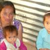 Asisma und Samila haben ihre Eltern bei Erdbeben in Nepal verloren. Damit die beiden nicht in ein Waisenhaus müssen, nahm sich die Ex-Frau ihres Vaters der Kleinen an. Der Günzburger Verein Ladakh-Hilfe unterstützt die Familie. 	