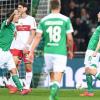 Werder-Spieler Davy Klaassen jubelt mit Max Kruse (l) über sein Tor zum 1:1 im Spiel gegen den VfB Stuttgart.