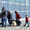 Abgelehnte Asylbewerber aus dem Balkan treten am Flughafen Kassel ihre freiwillige Rückreise an.  