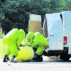 Feuerwehrleute in Schutzanzügen kümmerten sich gestern Vormittag um die Bergung der brisanten Fracht eines Chemie-Transporters. Der war bei Vöhringen auf der Autobahn verunglückt. Foto: wis