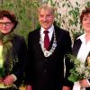 Kauferings Bürgermeister Erich Püttner (UBV) mit seinen beiden neuen Stellvertreterinnen. Links: Zweite Bürgermeisterin Gabriele Triebel (GAL), rechts: Dritte Bürgermeisterin Gabriele Hunger (CSU). 