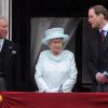 Die britischen Royals sind äußerst berühmt in Europa. Prinz William (r) von Großbritannien steht neben seiner Großmutter, Königin Elizabeth II. und seinem Vater Kronprinz Charles auf dem Balkon des Buckingham Palast in London. William ist nach seinem Vater der nächste Anwärter auf den britischen Thron.